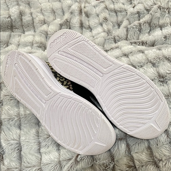 Clove doesn’t have to be boring….Black and Pink Leopard Sneakers - Picture 6 of 10